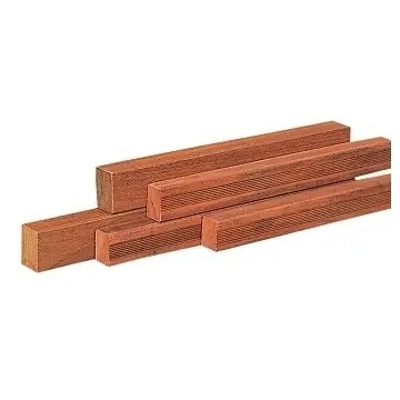 Hardhouten paal geschaafd met reli?f, gepunt 6,5 x 6,5 x 180 cm.